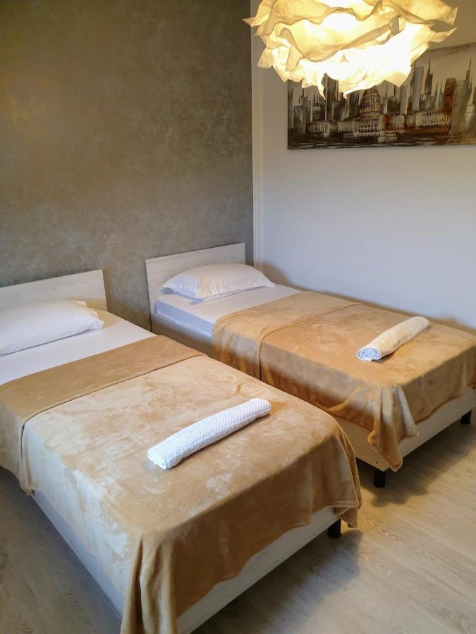 Hotel Queen Boekarest Buitenkant foto